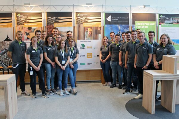 Gruppenfoto mit Studierenden vor dem Messestand der Hochschule Rottenburg