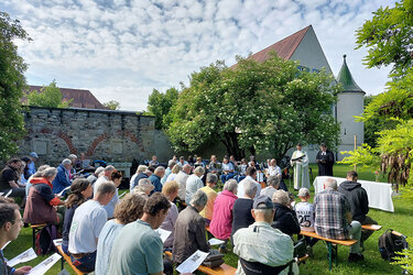Besucher beim Gottesdienst
