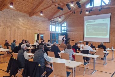 Blick in einen großen Besprechungsraum aus Holz