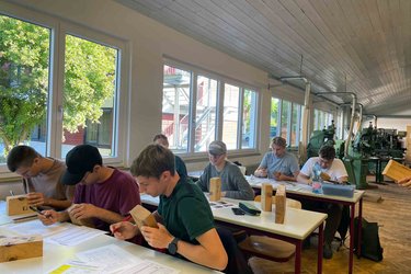 Studierende im Klassenraum