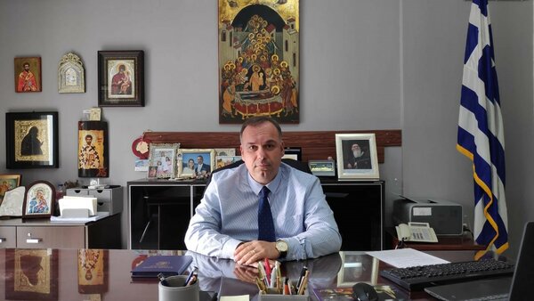 Eleftherios Kyriakidi, Bürgermeister von Thassos sitzt an seinem Büroschreibtisch