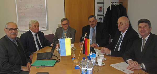 Die ukrainische Delegation um Rektor Yuriy Tunytsya (zweiter von links) zu Gast an der HFR bei Rektor Bastian Kaiser (ganz links)