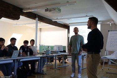 Zwei Studierende referieren vor ihren Kommilitonen.