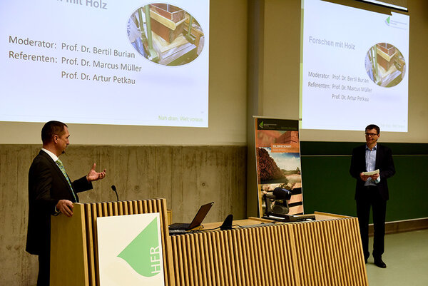 Prof. Dr. Artur Petkau und Prof. Dr. Bertil Burian auf der Bühne in der Aula der Hochschule Rottenburg