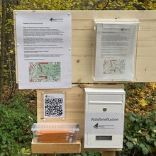 Untersuchungsstation mit Briefkasten, Bleistiften und Fragebögen an der Bismarcksäule, Installation eines QR-Codes