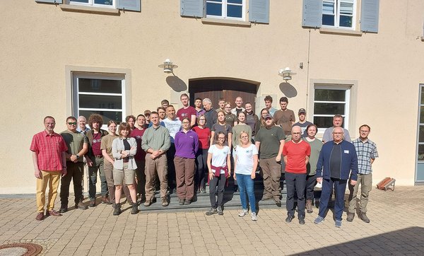 Gruppenfoto vor dem Hochschulgebäude