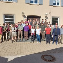 Gruppenfoto vor dem Hochschulgebäude