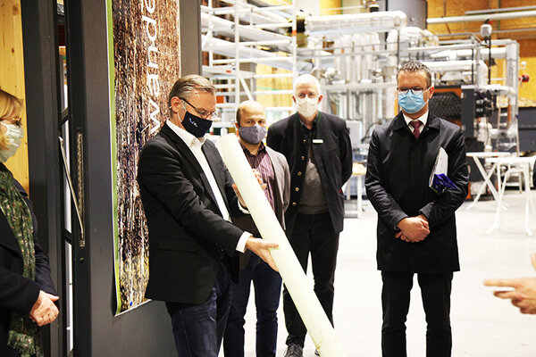 Die Delegation steht als Gruppe im Technikum und informiert sich über die Forschung an der Hochschule Rottenburg