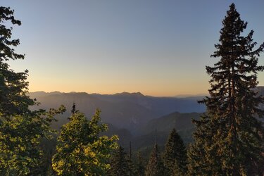 Blick auf einer Gebirgskette im Sonnenuntergang