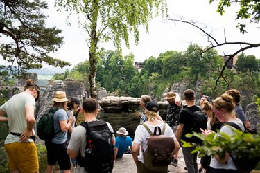 Studierende machen eine Pause auf der Wanderung