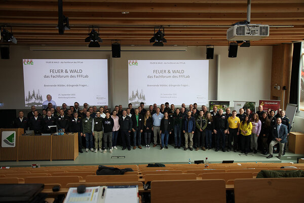 Gruppenfoto der Teilnehmer auf der Bühne der Aula
