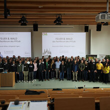 Gruppenfoto der Teilnehmer auf der Bühne der Aula
