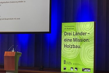 Blick auf die Bühne des Holzbaukongresses