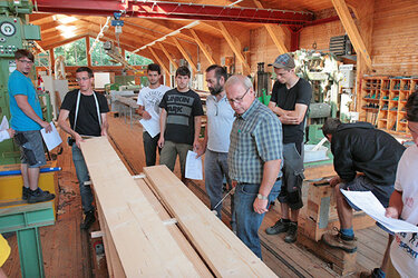 Studierende im Lehrsägewerk bei der Arbeit