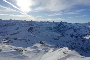 Blick auf das verschneite Skigebiet Nebelhorn