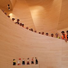 Gruppenfoto mit den Teilnehmern in einem Holzgebäude