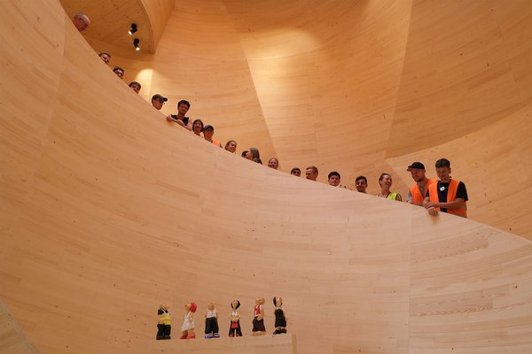Gruppenfoto mit den Teilnehmern in einem Holzgebäude