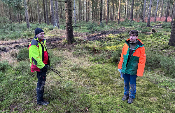 evierleiter Alexander Clauß und Student Crescens Innerhofer im Überführungsbestand, der im Praktikumsprojekt erfasst wird.