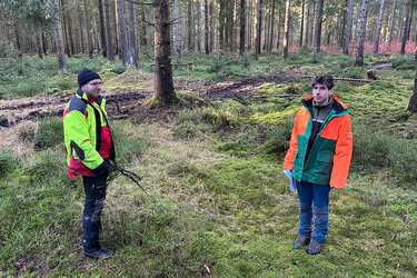 evierleiter Alexander Clauß und Student Crescens Innerhofer im Überführungsbestand, der im Praktikumsprojekt erfasst wird.
