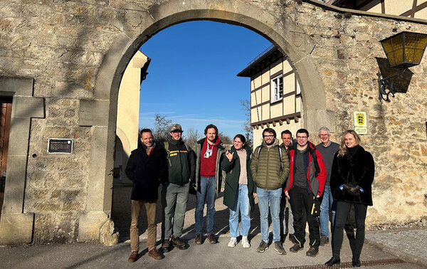 Gruppenfoto mit den Teilnehmern vor dem Torbogen der Hochschule Rottenburg