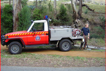 Student steht an einem Feuerwehrauto in Australien