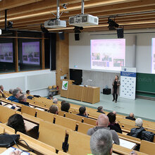 Prof. Megerle referiert in der Aula der HFR