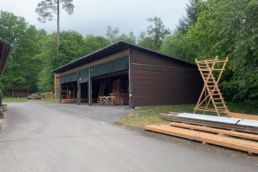 Blick auf einen Forstbetriebshof mit einem Hochsitz davor