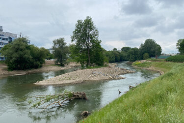 Blick auf einen renaturierten Flusslauf