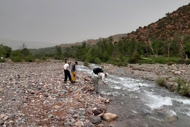 Studierende an einem Fluss in Marokko