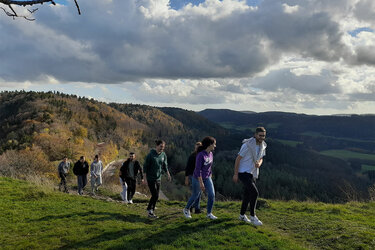 Studierende beim Wandern auf der Schwäbischen Alb