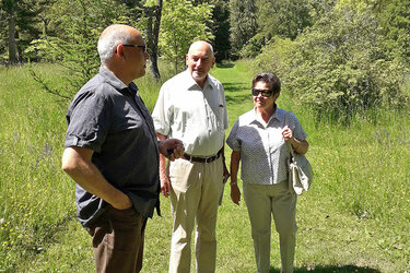 Rektor Dr. Bastian Kaiser und Dr. Rudolf und Gisela Straub im Arboretum der Hochschule