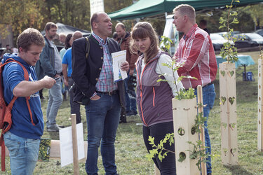 Teilnehmer im Beratungsgespräch am Infostand zu Wüchshüllen