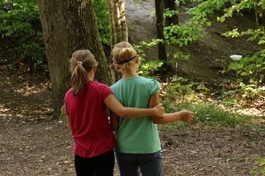 Kinder führen sich durch den Wald