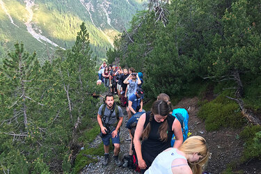 Studierende wandern bei einer Exkursion im Schweizer Nationalpark