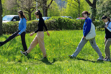 Schülerinnen laufen durch das Arboretum