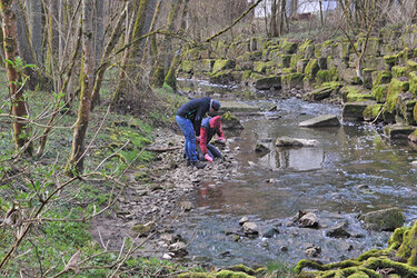 Studierende nehmen Wasserprobe. Methodenkurs Katzenbach Bad Niedernau