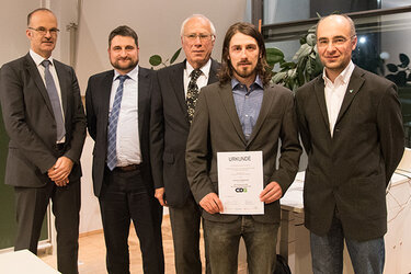 CDG-Preisverleihung an der Hochschule Ulm am 02.12.2016 
(v.l.n.r: Rektor Prof. Dr. Volker Reuter/ HS Ulm, Benjamin Peschke/ HAW BW e.V., 
Jochen Voß/ Vorstandvorsitzender CDG, Preisträger Johannes Trzebiatowski, Prof. Dr. Sebastian  Hein)
