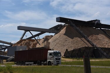 LKW auf Holzhackschnitzellager