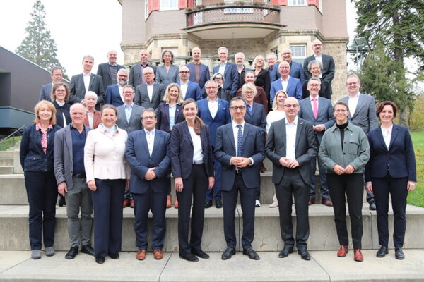 Gruppenfoto: Die Präsidentinnen, Rektorinnen, Rektoren, Kanzlerinnen und Kanzler der HAW in Baden-Württemberg zusammen mit Cem Özdemir und Thomas Poreski MdL.