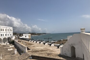 Blick vom Cape Coast Castle auf das Meer