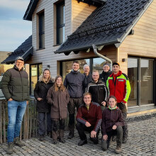 Gruppenfoto mit Peter Wohlleben und den Studierenden vor der Waldakademie Wershofen