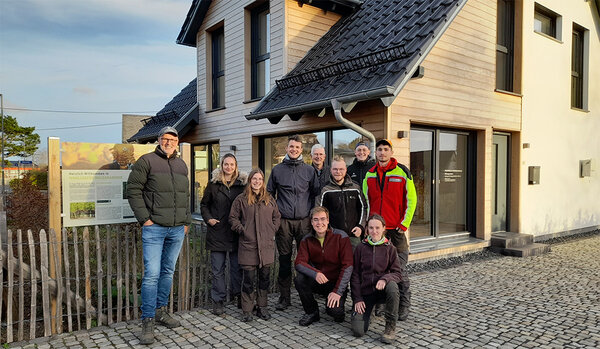 Gruppenfoto mit Peter Wohlleben und den Studierenden vor der Waldakademie Wershofen