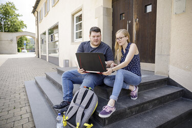 Studierende im Innenhof der Hochschule Rottenburg