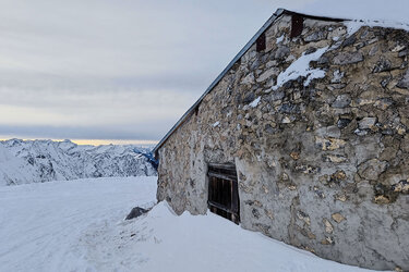 Ein Steinhaus im Hochgebirge im Winter