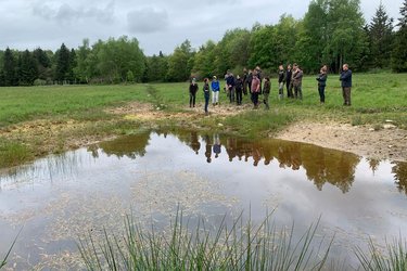 Studierende stehen an einem Wasserbecken