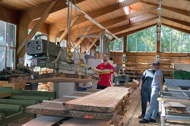 Studierende im Schulungssägewerk