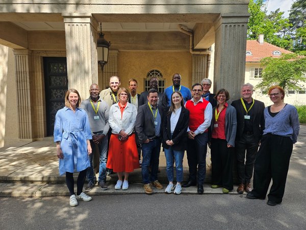 Gruppenfoto beim Treffen der zahlreichen Mitglieder des Burundi Rates im Staatsministerium Baden-Württemberg