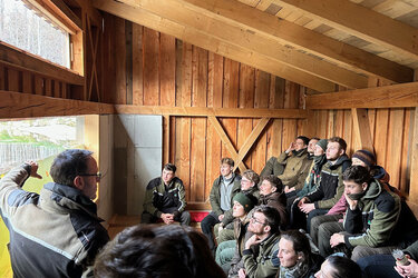 Die Forststudenten in der Vogel-Beobachtungsstation des Waldzentrums Sindelfingen.