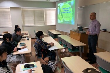 Prof. Sebastian Hein hält eine Vorlesung vor japanischen Studierenden