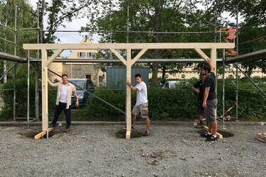 Studierende beim Bau des PV-Carports